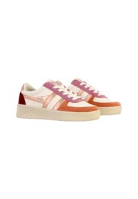 Sneakers rosa e rossi con un mix di materiali scamosciati e in pelle, con dettagli bianchi e suola in gomma rigata. Design con lacci.