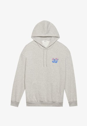 Jasnoszara bluza z kapturem, wykonana z miękkiego materiału. Ma kieszeń na przodzie oraz haftowany wzór w różowym i niebieskim kolorze na klatce piersiowej.