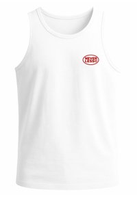 Weißes Baumwoll-Tanktop mit rundem Halsausschnitt. Besitzt ein rotes ovales Grafikdesign mit dem Text "NEVER LESS®" im Brustbereich.
