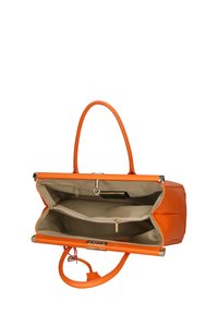 Oranje leren handtas met een gestructureerd ontwerp, twee vakken, een ritszak en korte handvatten. Binnenkant gevoerd met beige stof.