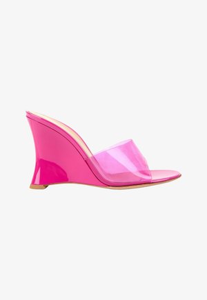 Sandale compensée rose à bout ouvert avec un talon haut brillant et une bride rose translucide sur le dessus du pied.
