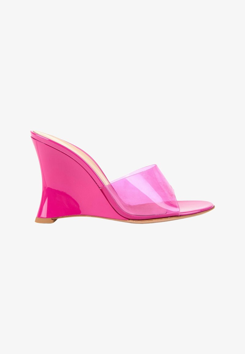 Sandale compensée rose à bout ouvert avec un talon haut brillant et une bride rose translucide sur le dessus du pied.
