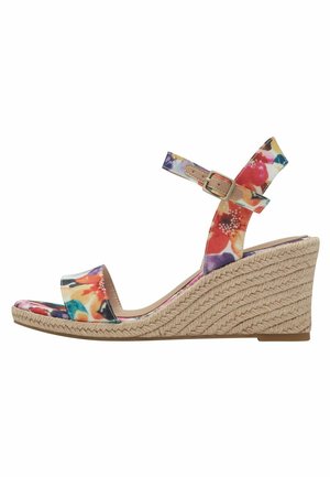 Kile-sandal med flettet jutehæle og farverige blomstrede stofremme, der har en ankelspænde til justering.