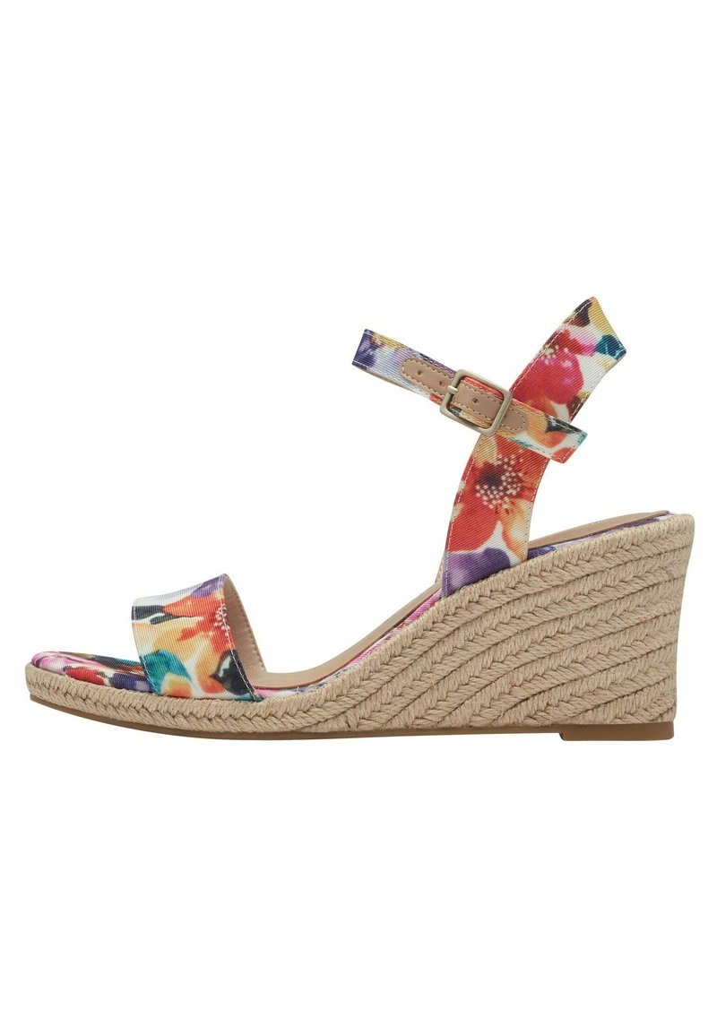 Sandale compensée avec talon en jute tressée et brides en tissu floral coloré, avec une boucle à la cheville pour ajuster.