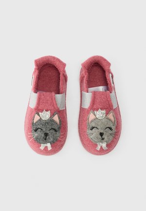 Paire de chaussons pour enfants roses avec des visages de chat souriants portant des couronnes argentées sur chaque orteil sur un fond neutre.