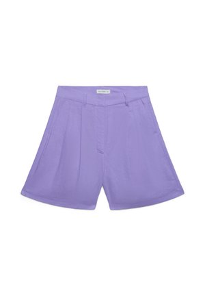 Lavendelfarbene Shorts mit hoher Taille, Gürtelschlaufen, vorderen Falten und einem verdeckten vorderen Verschluss, flach auf weißem Hintergrund präsentiert.