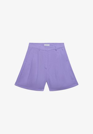 Lavendelfarbene Shorts mit hoher Taille, Gürtelschlaufen, vorderen Falten und einem verdeckten vorderen Verschluss, flach auf weißem Hintergrund präsentiert.
