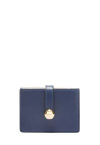 Porta carte in pelle blu navy con chiusura a scatto, forma rettangolare e dettagli di cucitura visibili. Accenti in hardware color oro.