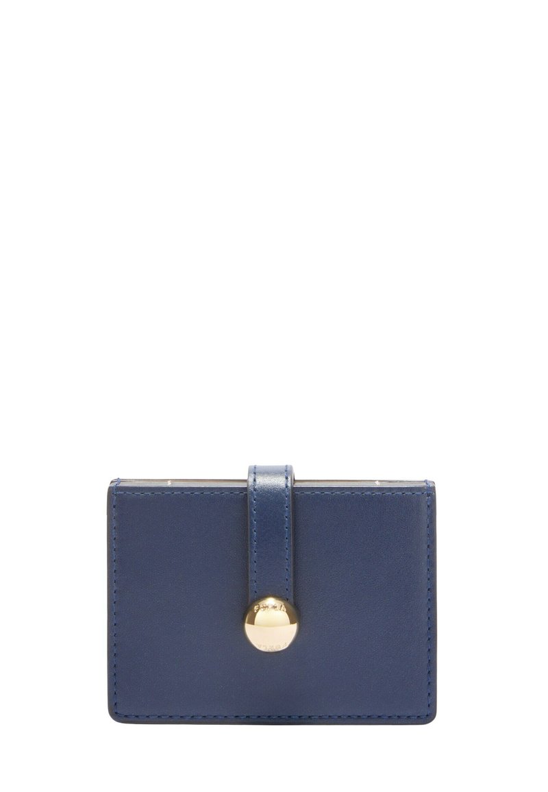 Porta carte in pelle blu navy con chiusura a scatto, forma rettangolare e dettagli di cucitura visibili. Accenti in hardware color oro.