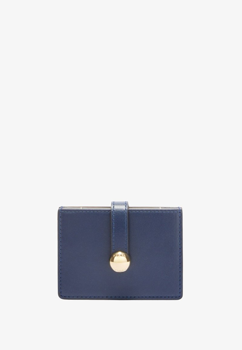 Porta carte in pelle blu navy con chiusura a scatto, forma rettangolare e dettagli di cucitura visibili. Accenti in hardware color oro.