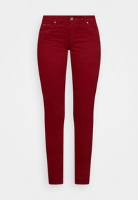 Červené skinny džíny vyrobené z bavlněné tkaniny, s klasickým pětipocketovým designem, zapínáním na knoflík a zip a hladkou texturou.