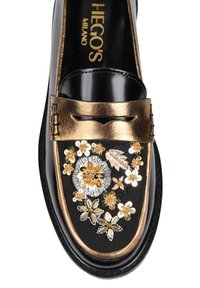 Czarne skórzane mokasyny z złotymi akcentami, haftem kwiatowym i cekinami. Posiadają okrągły czubek i błyszczące wykończenie w górnej części.