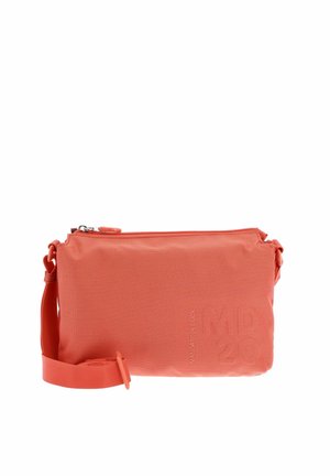 Petit sac bandoulière rectangulaire corail avec fermeture éclair sur le dessus et bandoulière réglable, arborant un discret logo "Mandarina Duck".