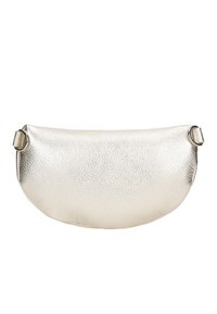 Metalen zilveren clutch met een gestructureerd oppervlak, halve cirkelvorm en verstelbare schouderriem met zilveren hardware-accenten.