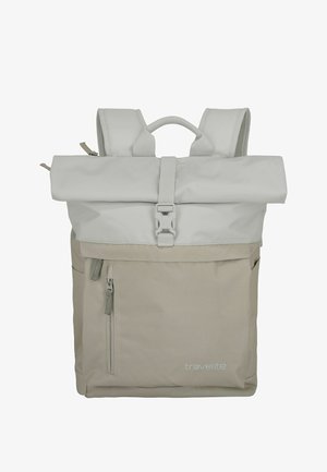 Beiger und hellgrauer Rolltop-Rucksack mit gepolsterten Riemen, Vordertasche mit Reißverschluss, Seitentaschen und zentralem Kunststoff-Schnappverschluss, beschriftet mit "travelite".
