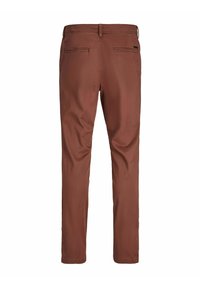 Brązowe spodnie slim-fit o gładkiej fakturze, z dwiema tylnymi kieszeniami oraz prostą nogawką. Wykonane z lekkiej bawełnianej tkaniny.