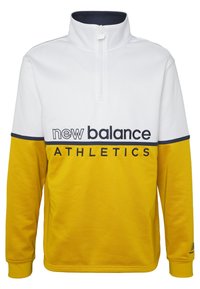 Żółta i biała bluza z półsuwałem z granatowym kołnierzem; na przodzie ma wyraźne czarne litery z napisem "new balance" oraz "ATHLETICS".