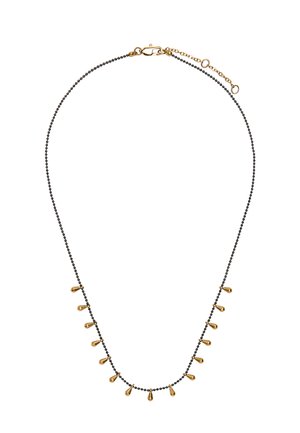 Delikatny czarny naszyjnik z koralików z małymi złotymi zawieszkami w kształcie łezek rozmieszczonymi równomiernie oraz złotym zapięciem z regulowanym łańcuszkiem.