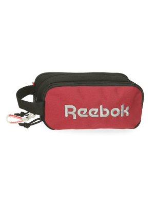 Bolsa con cremallera roja y negra de Reebok con dos compartimentos, asa para llevar y tiradores de cremallera con la marca, sobre fondo blanco.