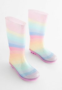 Bottes de pluie translucides avec des rayures pastel en arc-en-ciel et des paillettes. Bout arrondi, semelle rose avec traction, texture lisse et design haut jusqu'au genou.