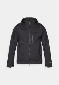 Veste noire imperméable avec fermeture éclair à l'avant, capuche réglable et plusieurs poches. Présente une texture lisse et un détail de logo sur la poitrine.