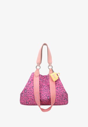 Sac à main en leopard rose avec des sangles roses, des finitions en argent et un petit charme jaune. Présente une forme large et une texture douce.