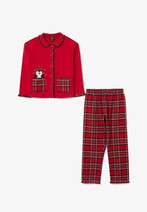 Conjunto de pijama rojo con una parte superior tipo camisa abotonada y cuello que presenta un diseño de pingüino, y pantalones con un patrón de cuadros en rojo, verde y negro. Textura suave.