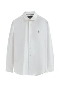 Camisa blanca de manga larga con botones y cuello puntiagudo, con un pequeño logotipo bordado de un jugador de polo en negro en el lado izquierdo del pecho.