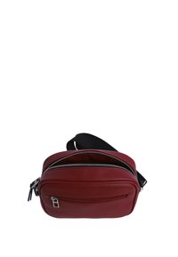 Bolso cruzado de cuero rojo con dos compartimentos con cremallera y una correa ajustable. Textura suave con acentos de herrajes en tono plateado.