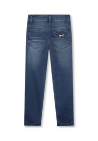 Jeans de mezclilla azul oscuro con corte recto, que cuentan con dos bolsillos traseros y una etiqueta de logo en la cintura. Textura desgastada en los acentos.