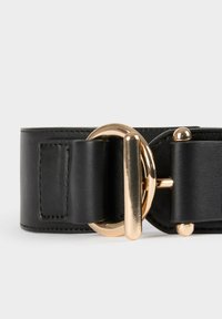 Cintura in pelle nera con un design largo, fibbia in metallo dorato e finitura lucida. Include dettagli di cucitura e un accento con fibbia circolare.