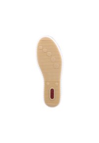 Semelle d'une chaussure avec une base en caoutchouc crème, présentant des rainures texturées et des accents circulaires, bordée par un contour blanc. Logo de la marque affiché.
