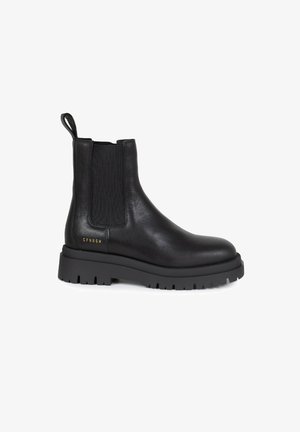 Stivaletti Chelsea in pelle nera con pannelli elastici laterali, un tassello per il pull e una suola in gomma spessa e scolpita con un piccolo dettaglio in oro.