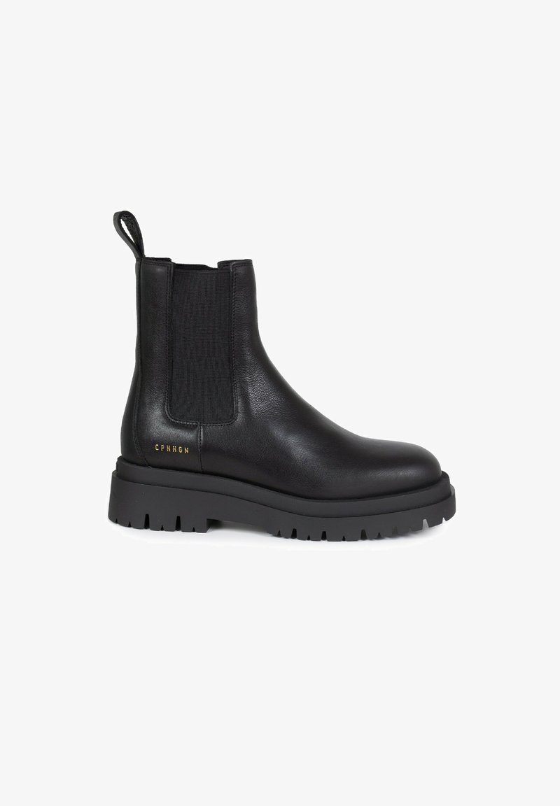 Stivaletti Chelsea in pelle nera con pannelli elastici laterali, un tassello per il pull e una suola in gomma spessa e scolpita con un piccolo dettaglio in oro.