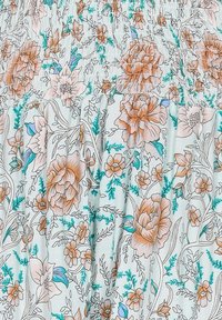 Hvidt stof med et blomstermønster, der har store fersken- og tealblomster, grønne blade og smock-detaljer, der skaber bløde plisseringer.