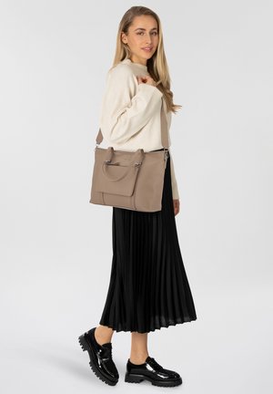 Beige Leder-Handtasche mit doppelten Obergriffen und abnehmbarem Schulterriemen. Verfügt über eine Reißverschlusstasche und ein flaches Vorderpanel.