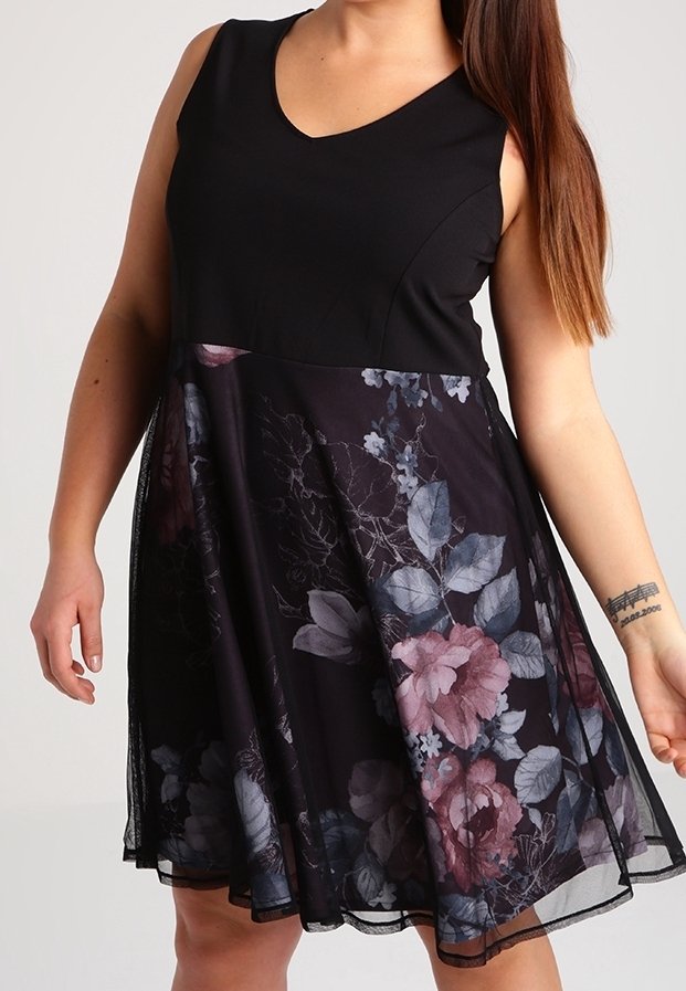 Robe noire sans manches avec un haut ajusté et une jupe fluide ornée de grands motifs floraux violets et gris.