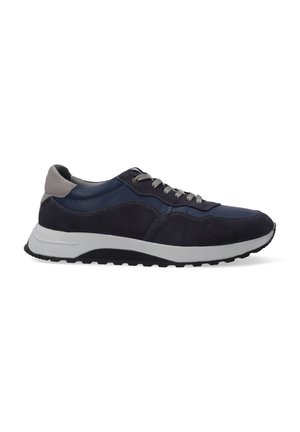 Baskets bleu marine en matériaux suédé et cuir, design à lacets, accents gris, et une épaisse semelle blanche avec un profil texturé.