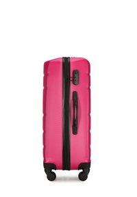 Harde koffer in felroze met een gestructureerd oppervlak, zwarte rits en handgreep, 4 spinnerwielen voor gemakkelijke mobiliteit.