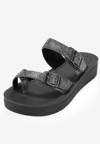 Sandalias de plataforma negras con doble tirante, adornadas con acentos de rhinestones y hebillas ajustables. Suela de goma texturizada para mayor agarre.
