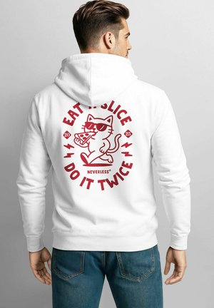 Mann in weißem Hoodie mit roter Grafik eines Katzens in Sonnenbrille, das Pizza isst, umgeben von dem Text "NIMM EIN STÜCK, MACH ES ZWEIMAL."