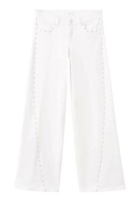Jeans blancs à jambe large en denim, ornés de clous en argent décoratifs le long des coutures latérales et des poches avant. Design classique à cinq poches.