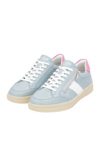 Baskets bleu clair en cuir lisse avec des lacets blancs, une bande blanche sur le côté et un onglet de talon rose. Dispose d'une fermeture éclair latérale pour un enfilage facile.