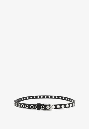 Cintura in pelle nera con occhielli in metallo argento, design stretto e chiusura con fibbia standard. Presenta una superficie testurizzata e accenti circolari.