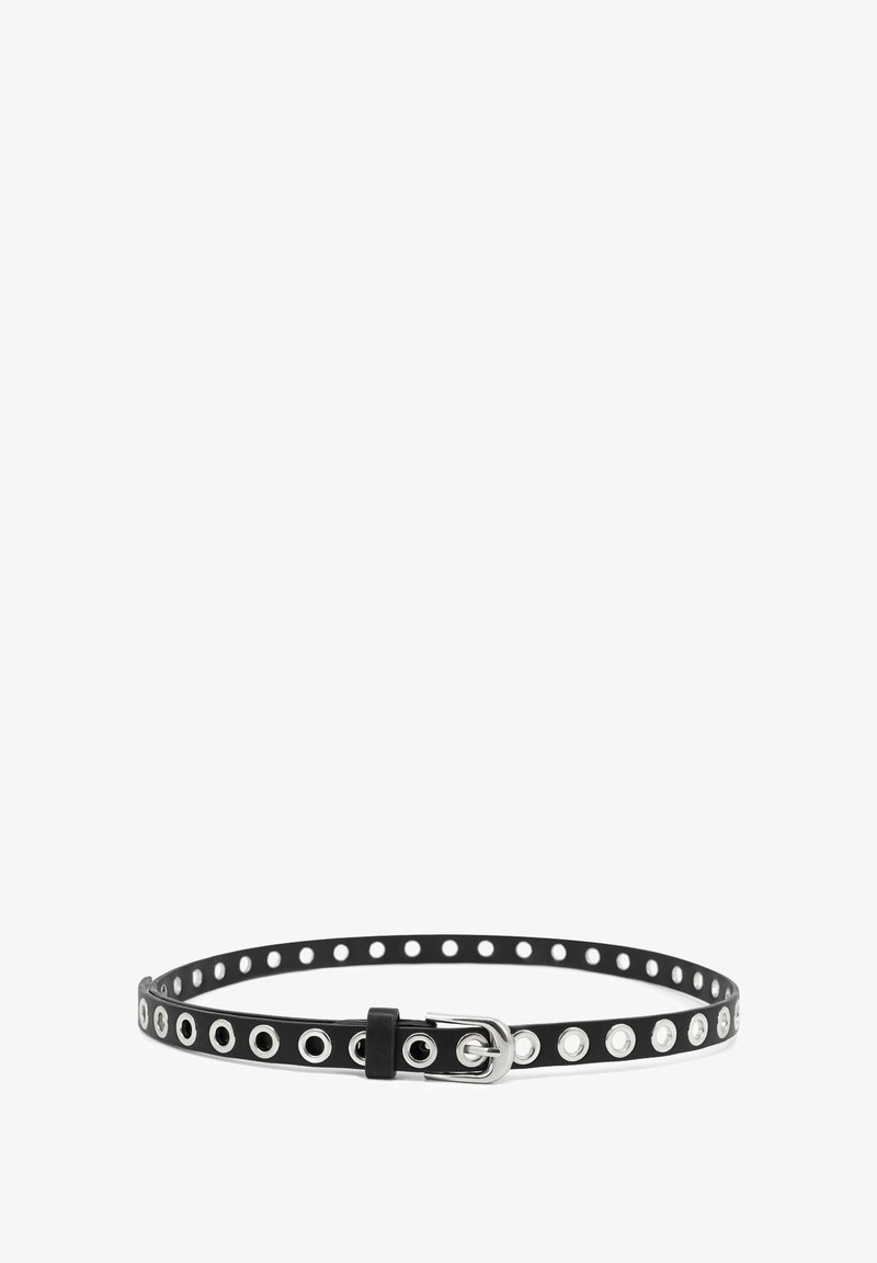 Cintura in pelle nera con occhielli in metallo argento, design stretto e chiusura con fibbia standard. Presenta una superficie testurizzata e accenti circolari.