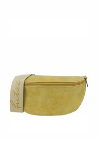 Riñonera amarilla de cuero sintético con forma curvada, cierre de cremallera y superficie texturizada. Presenta una correa de tela beige con logo.