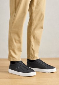 No seleccionado, black