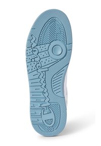 Hellblaue Gummisohle eines Schuhs mit einem strukturierten Muster aus geometrischen Formen, wellenförmigen Linien und Markendetails.