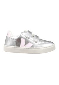 Sapatilha metálica prateada com detalhes em rosa, duas tiras de Velcro, sola branca, textura suave e um logó tipo no calcanhar.