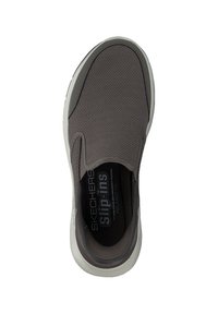 Zapatilla de tela gris sin cordones con parte superior de malla, plantilla de espuma con memoria, acentos elásticos en los laterales y suela de goma blanca.